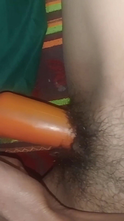 Desi dorfmädchen probiert dinge in löchern | Clip 1