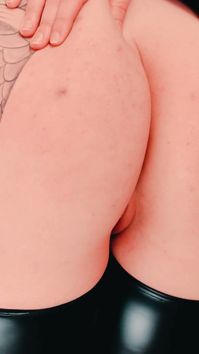 Fetish-tøj lesbisk sex - Kurvet blondine dominerer og bliver kneppet af barmfagre brunette
