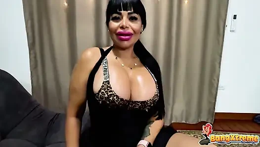 Boneka bimbo cantik suka ngentot sama pacarnya di glamping