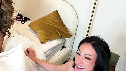 Seks threesome nakal bareng jennifer white dan ava amira - vertikal
