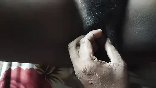 Apni bhabhi ko maine chut phailakar chut me ungli kiya