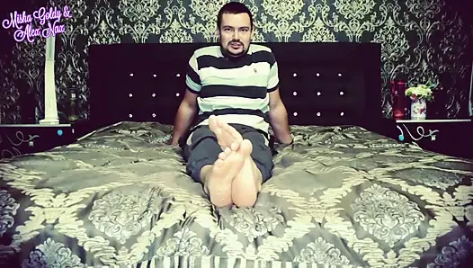 Alfa çiftten acınası biseksüel ayak kaltak için b-posta tuzağı!