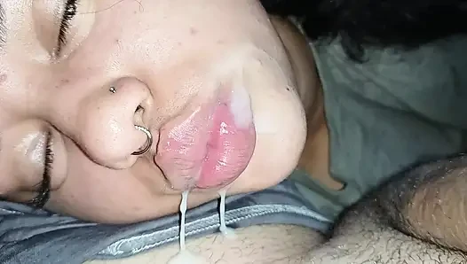SO GIERIG GEHT SIE ZU DEN EIERN DES CUCKOLDS, LECKT UND FICKT ALLES
