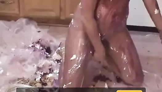 Sexy senora pone pastel y crema en su cuerpo y luego se folla con vibrador