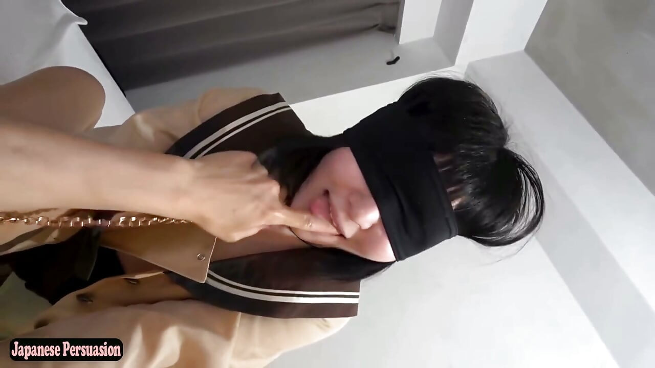 Cosplaydeki doğal büyük memeli güzellik, bacakları dorukta titreyene kadar aynı anda çifte zevk alıyor.