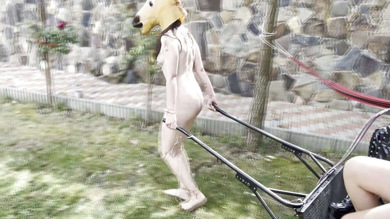 젖을 짜고 멍이 든 포니 소녀 - 익스트림 LEZDOM Ponygirl 트레이닝