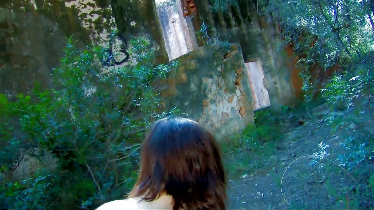 Špinavou brunetku ošuká chlap v lese