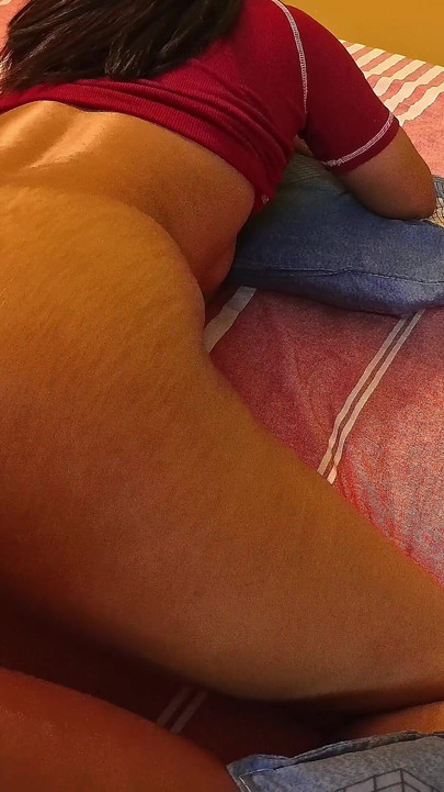 Gorąca i piękna przyrodnia siostra została uwiedziona i namiętnie zerżnięta. Uwielbia być pieprzona. Intensywny orgazm