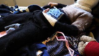 두꺼운 모헤어 스웨터, 스웨터 점퍼 터틀넥 페티쉬, 정액 샷, 스웨터 침대와 속옷에 정액을 묻힌 부드러운 벙어리 장갑