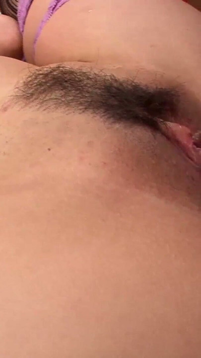 Asiatin 21 Jahre fingert sich heftig nach Crampie | Clip 3