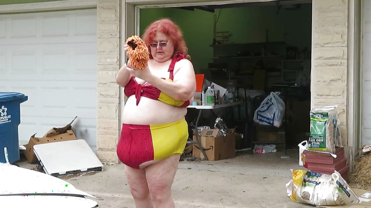 Seksowna dojrzała gruba ruda pielęgniarka Vicki myje swój samochód!
