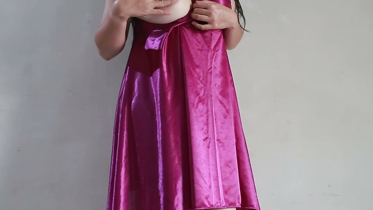 Fată Indo Colmek purtând ulei și rochie sexy din satin