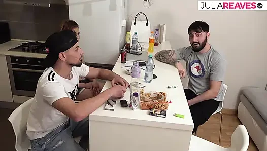 Сексуальной тинке лижут киску перед трахом на задницу с камшотом