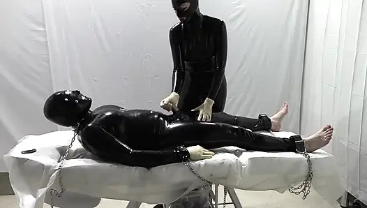 Frau Domina und ihre experimente an einer sklavin.