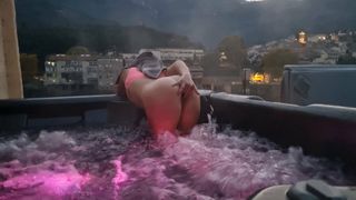 Coño de masturbación adolescente con curvas hasta el orgasmo en el jacuzzi