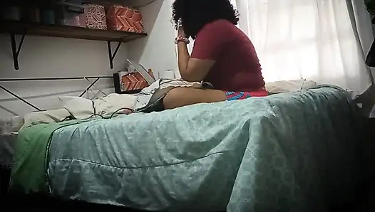 Cep telefonunu odama sakladım, çok ateşli ve onu izlemek için büyük bir götü var