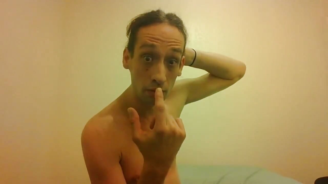 Transsexuală fără sutient își mișcă urechile fără mâini