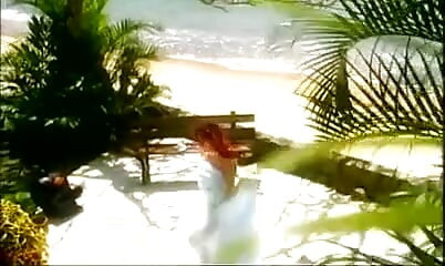 Insula tropicală scoate în scenă obraznica în acest sex în trei anal