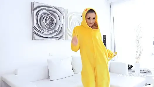 Pikachu seksi yang luar biasa menikmati menyebarkan lubang lebarnya yang dicukur basah
