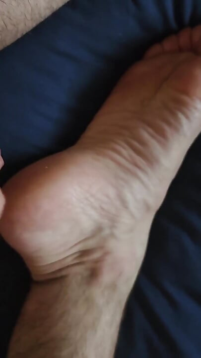 कर्लेड पैर की टांगों से निकले मेरे झुर्रियों वाले तलवे हॉट वीर्य पकड़ते हैं जबकि मैं इस एकल रोमांच में चरमसुख के लिए हस्तमैथुन करता हूं