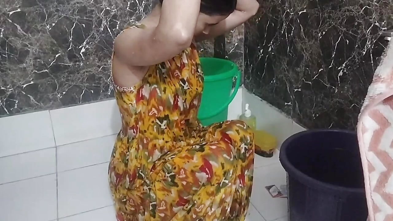 College hostel me ladkiyan ka bathroom MMS video bna liya