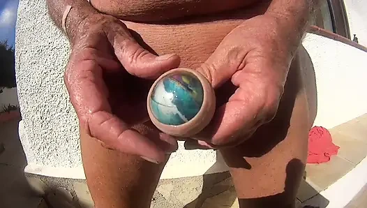 İki ve biri dışarı işiyor