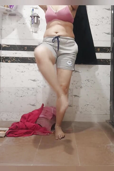 priya bhaabhi baathroom men poore khule sharir vaali hot eksarsaij