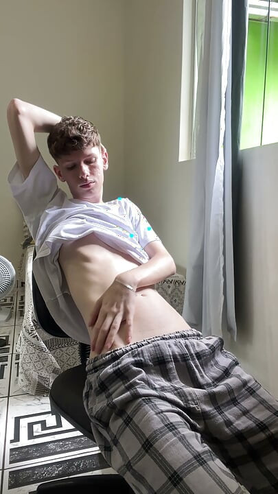 Αδύνατο Twink δείχνει το σώμα του με στενό εσώρουχο Speedo