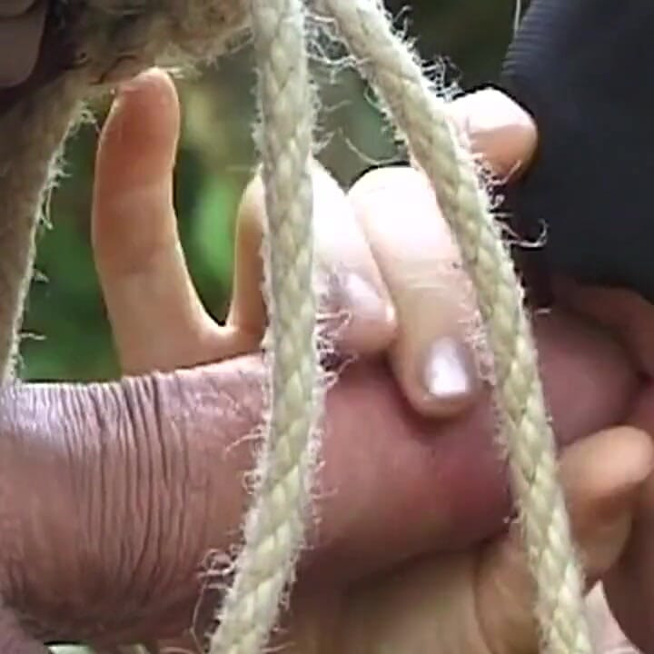 Mamă sexy matură în Călugărițe Robe suge pula legată la ochi în aer liber