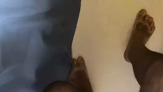 Pissing on my feet and legs in the shower
