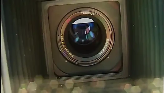 Cewek hot rambut pirang ini lagi asik fingering memeknya sendirian dan dientot habis-habisan