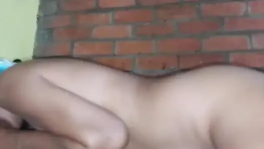 Üvey kız kardeşim odama geliyor ve boşalana kadar sıkı amcığıyla bana zevk veriyor.