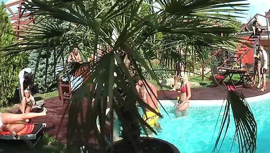 Pesta seks liar bareng cewek hot rambut pirang di pinggir kolam renang