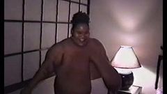 Eine 5 Fuß große große schwarze Frau mit riesigen Titten.