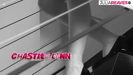 Блондинка сосет огромный член, затем пробурили дырки