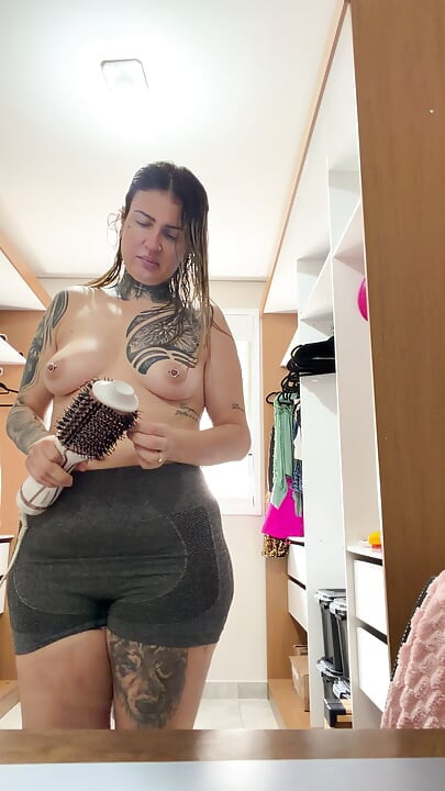 Neighbor catches lady dna in her moment of beauty and discovers something shocking