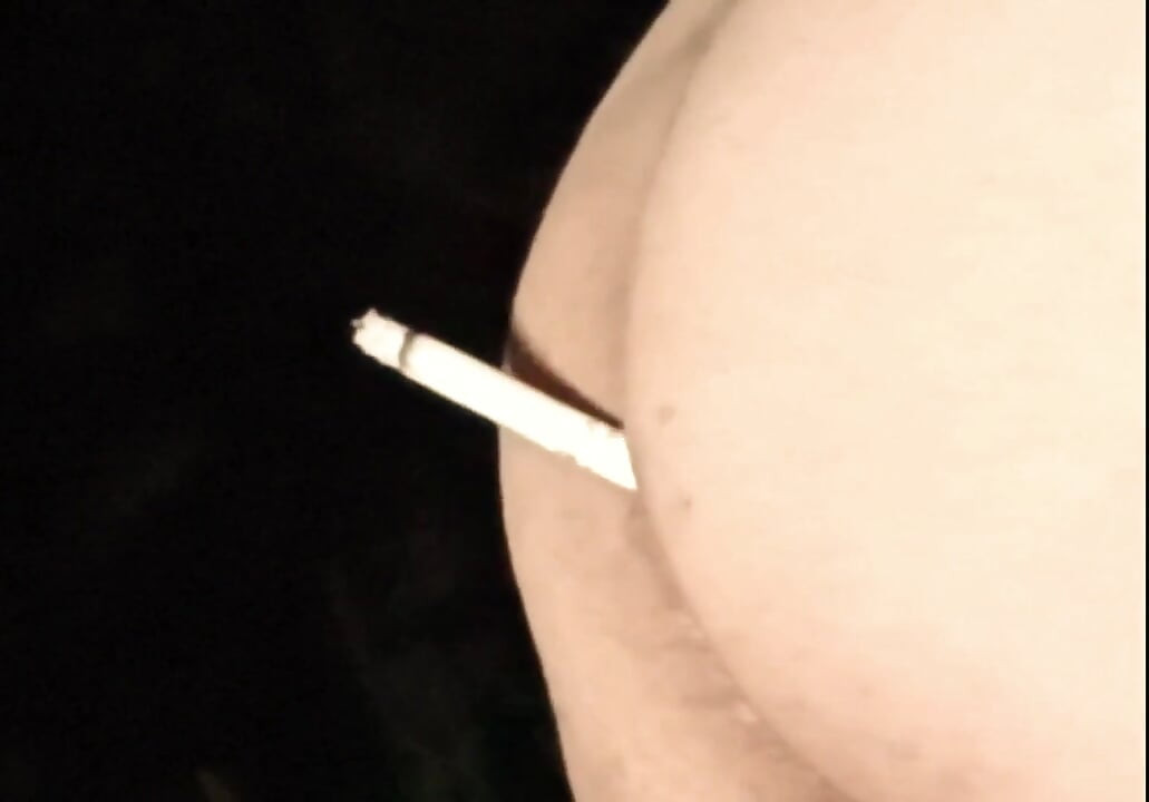 Mon cul en train de fumer une cigarette par une journée froide