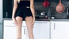 Frumoasa adolescentă Mencia Francis se masturbează pe cameră în bucătărie