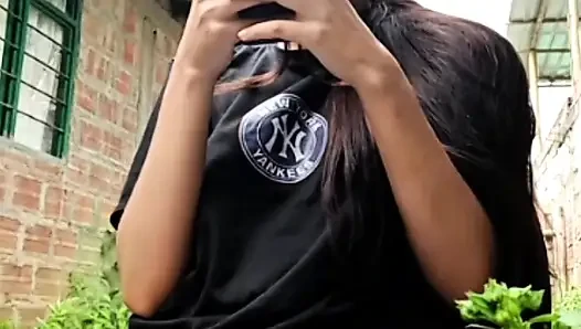 Gadis seksi ini muncrat dan muasin memeknya sendirian untuk penggemarnya