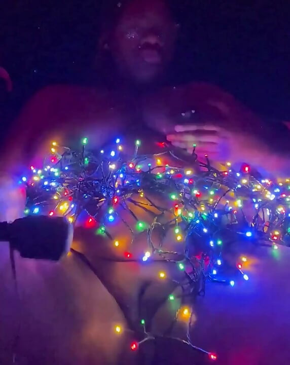Ebenholz-bBW masturbiert weihnachtsedition