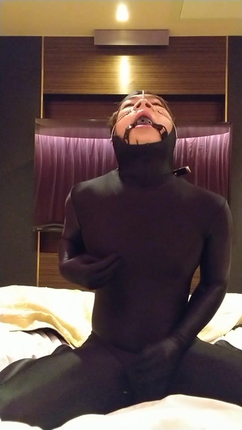 女装男子が首輪と手錠と鼻フックとボールギャグを付けられて、全身タイツの恥ずかしい姿でオナニーしました。 | クリップ 1