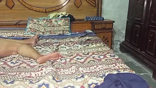 İlk kez seks yeni üniversiteli arkadaşım pansiyona geliyor ve Hintli sert sikişiyor