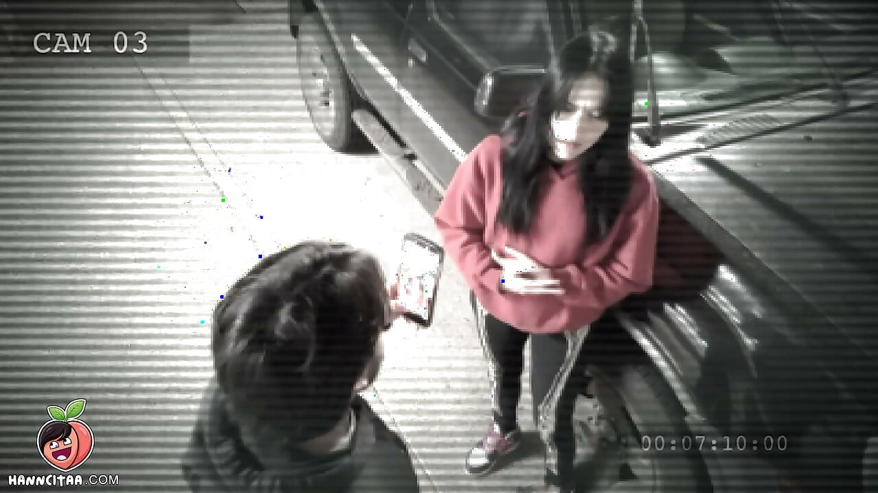 DESCUBRI A MI VECINA RAYANDOME EL COCHE ASI QUE LE DI SU MERECIDO CON UNA DURA FOLLADA