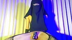 Niqab shemail zaključana u čednosti i jebenom dildu