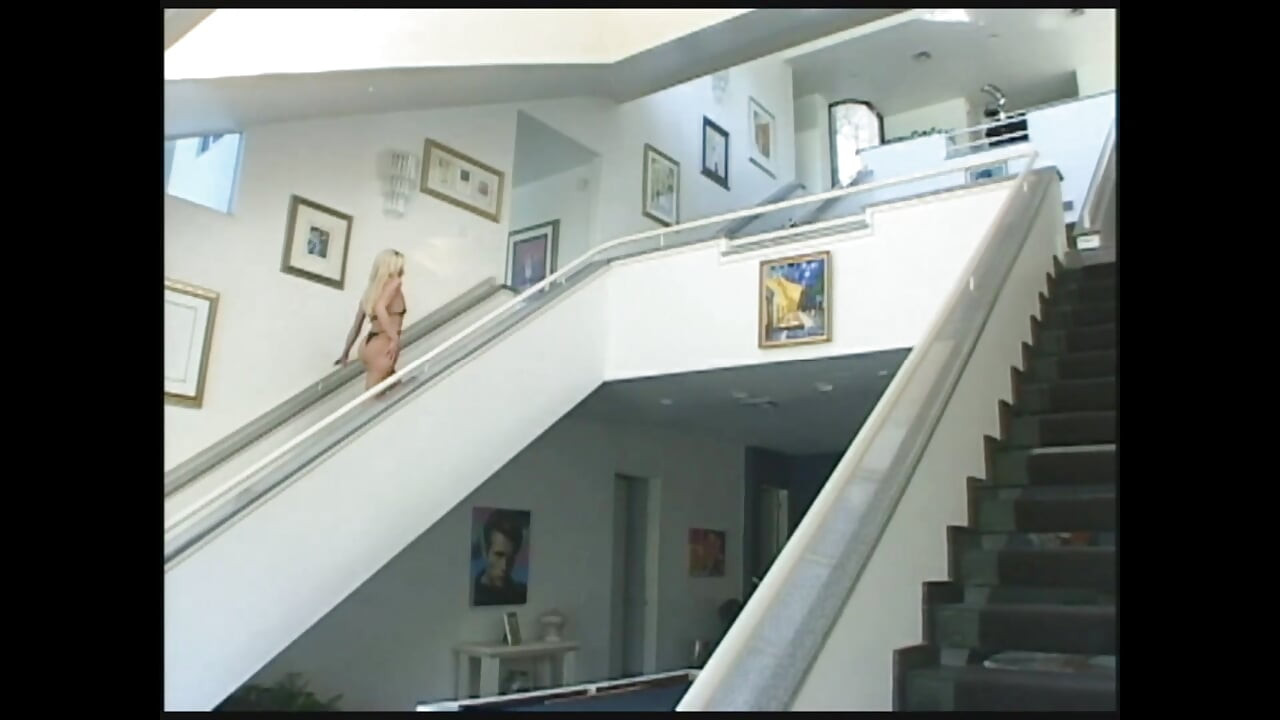 Una joven rubia cachonda follada en la boca y el culo