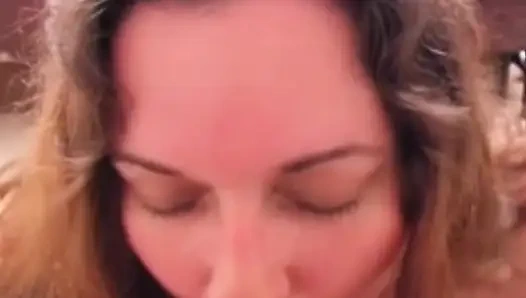 Фигуристая плохая девушка делает горячую долбячку сиськами