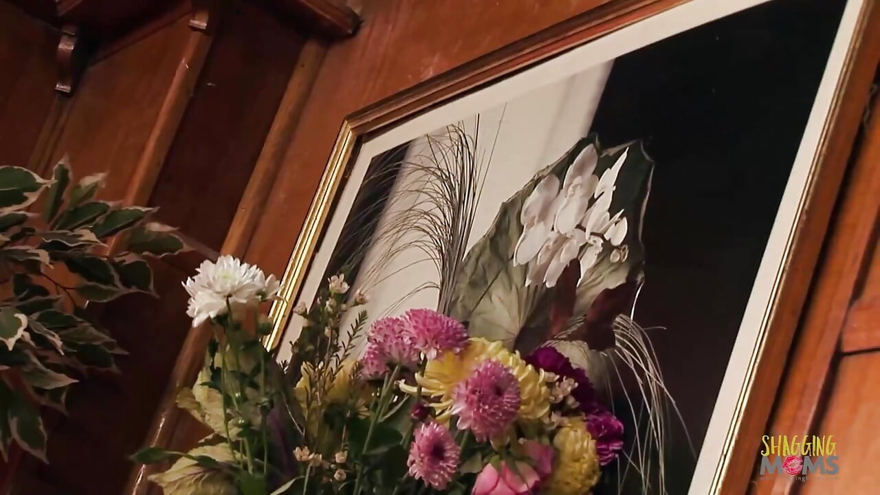 Üçlü seks sırasında büyük takma yarakla çifte penetrasyondan zevk alan orta yaşlı seksi kadın orgazm oldu