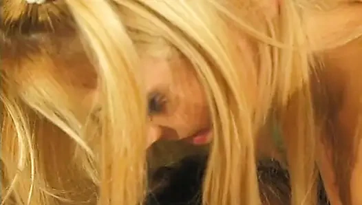 Sarışın orta yaşlı seksi kadın limon ve parmaklarıyla mastürbasyon yapıyor