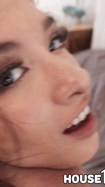 لحظة أيقونية من "HouseHumpers زوجة ساخنة ووكيلة مثيرة للغاية في ثلاثي مع زوج محظوظ"