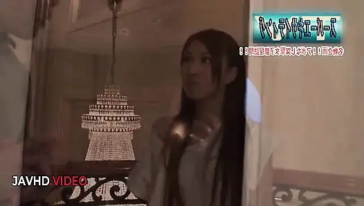 Maki horiguchi liefert sensationelle japanische blowjob-erfahrung